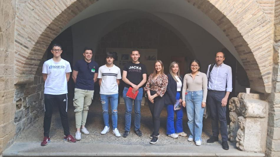 El grupo de estudiantes de Economía de la UPNA, con su profesor Fermín Cabasés.