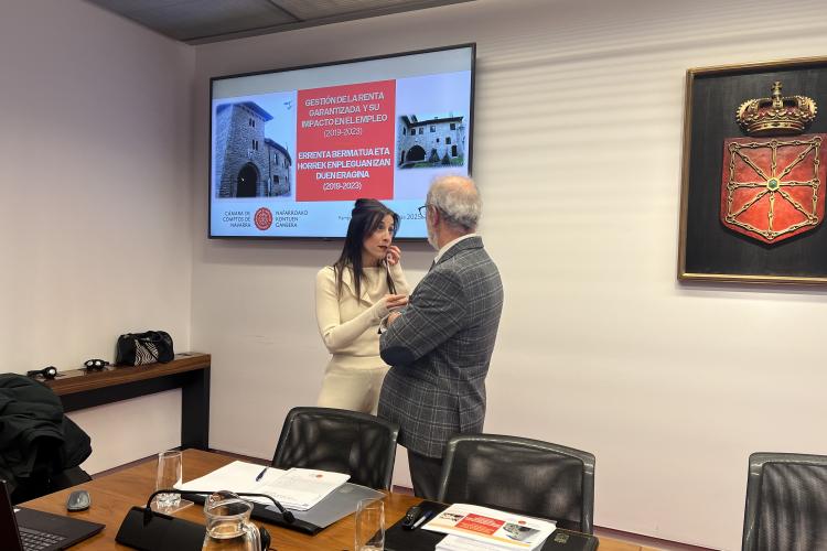La auditora Karen Moreno, autora del informe, y el presidente Ignacio Cabeza antes de iniciarse la sesión.