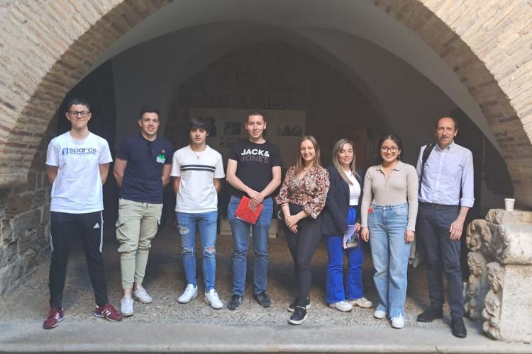 El grupo de estudiantes de Economía de la UPNA, con su profesor Fermín Cabasés.